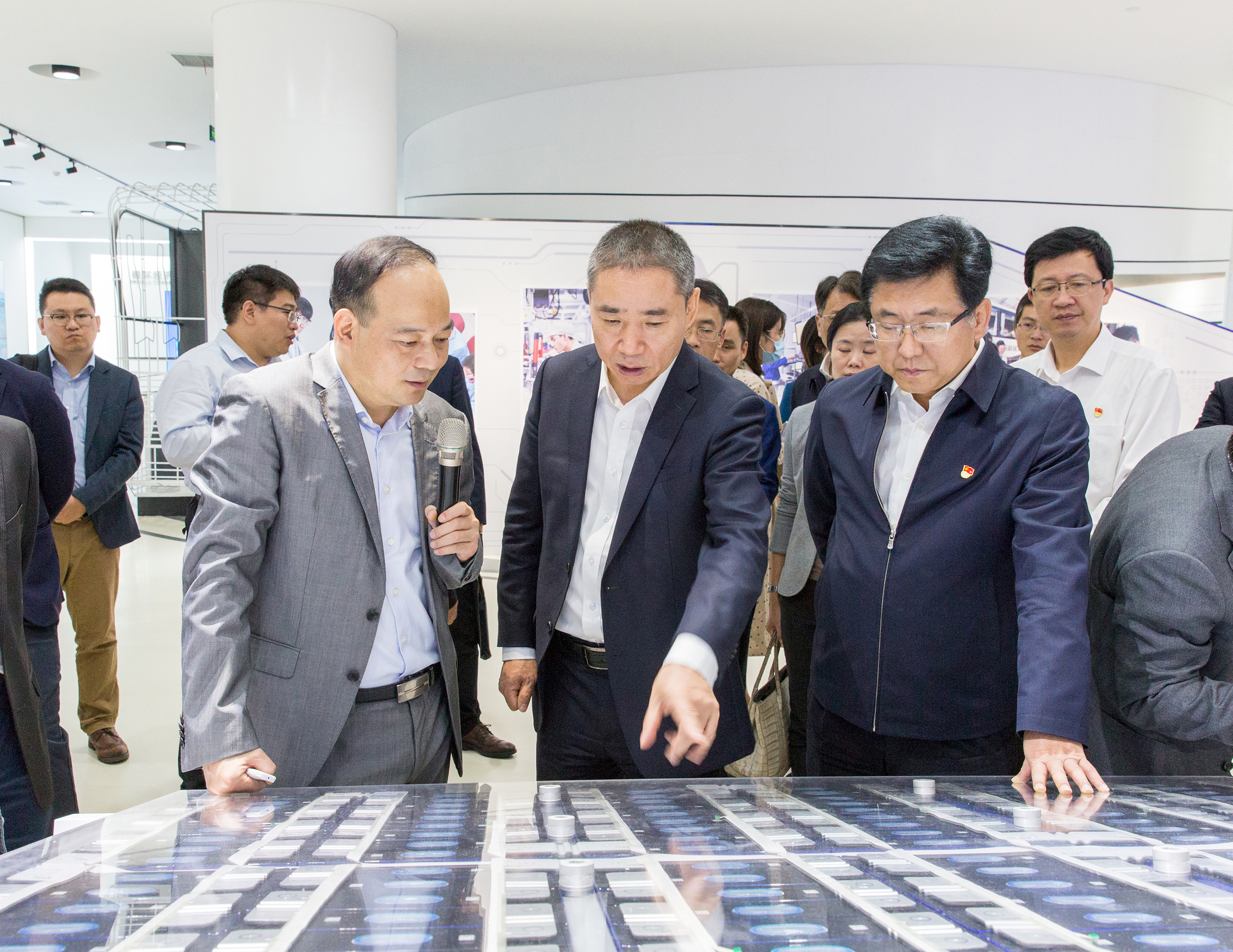 辛国斌副部长在曾毓群董事长陪同下参观公司展厅